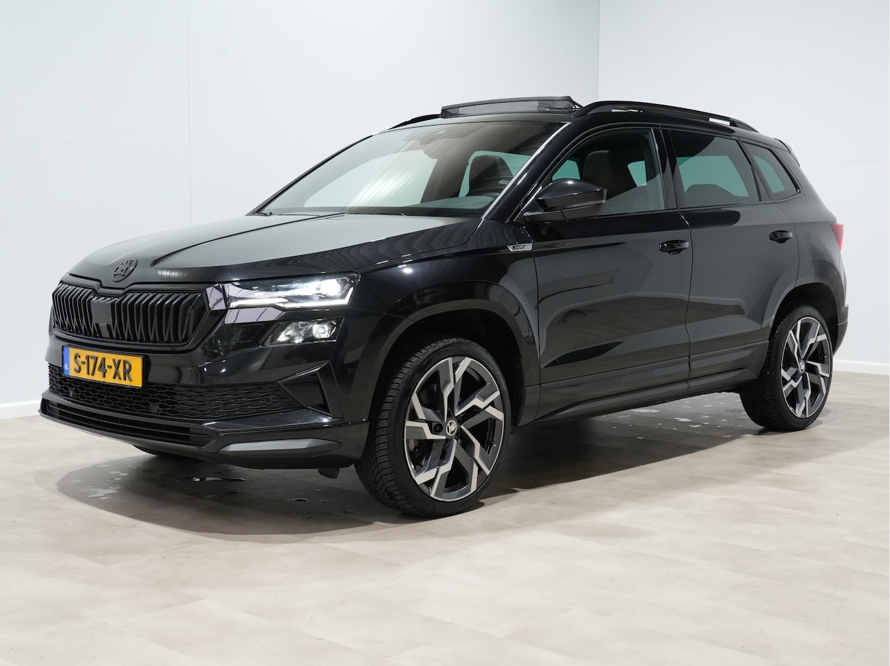 Skoda Karoq - 1.5 TSI ACT Sportline Business Pano Navi Digital Cockpit Stoel/Stuurverw. LED Android/Carp - AutoWereld.nl