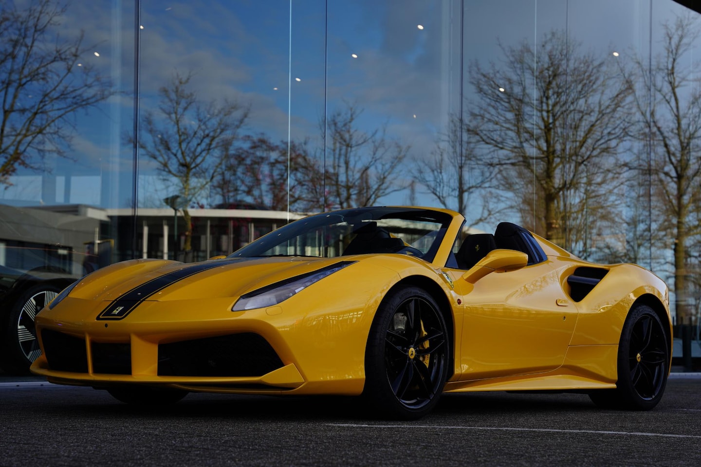 Ferrari 488 - 3.9 Spider HELE / Full Akrapovic / Tri Coat Paint / Painted Livery / Lifting - AutoWereld.nl