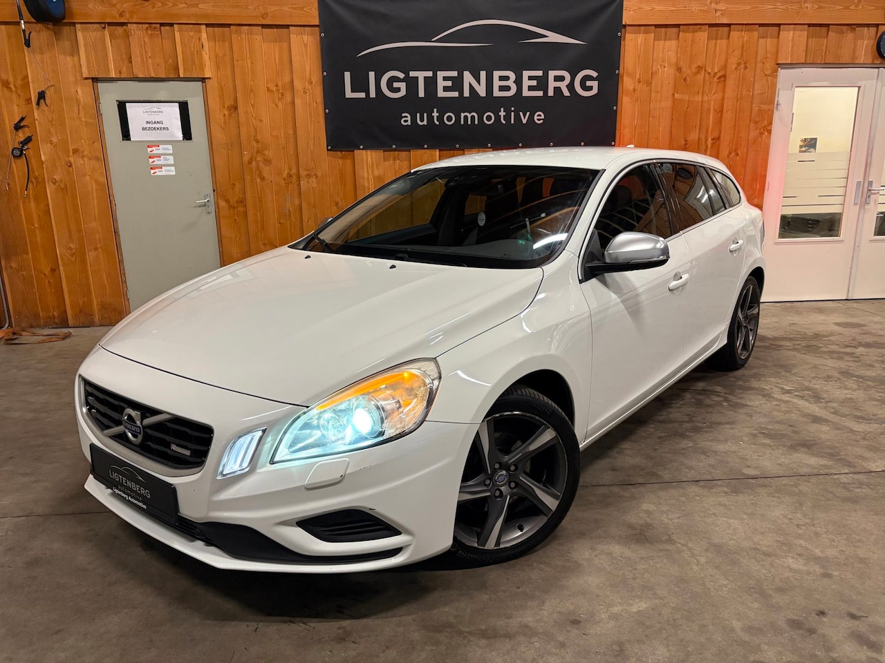 Volvo V60 - 1.6 T3 R-Design CRUISE, CLIMA, 1e EIGENAAR, PDC - AutoWereld.nl