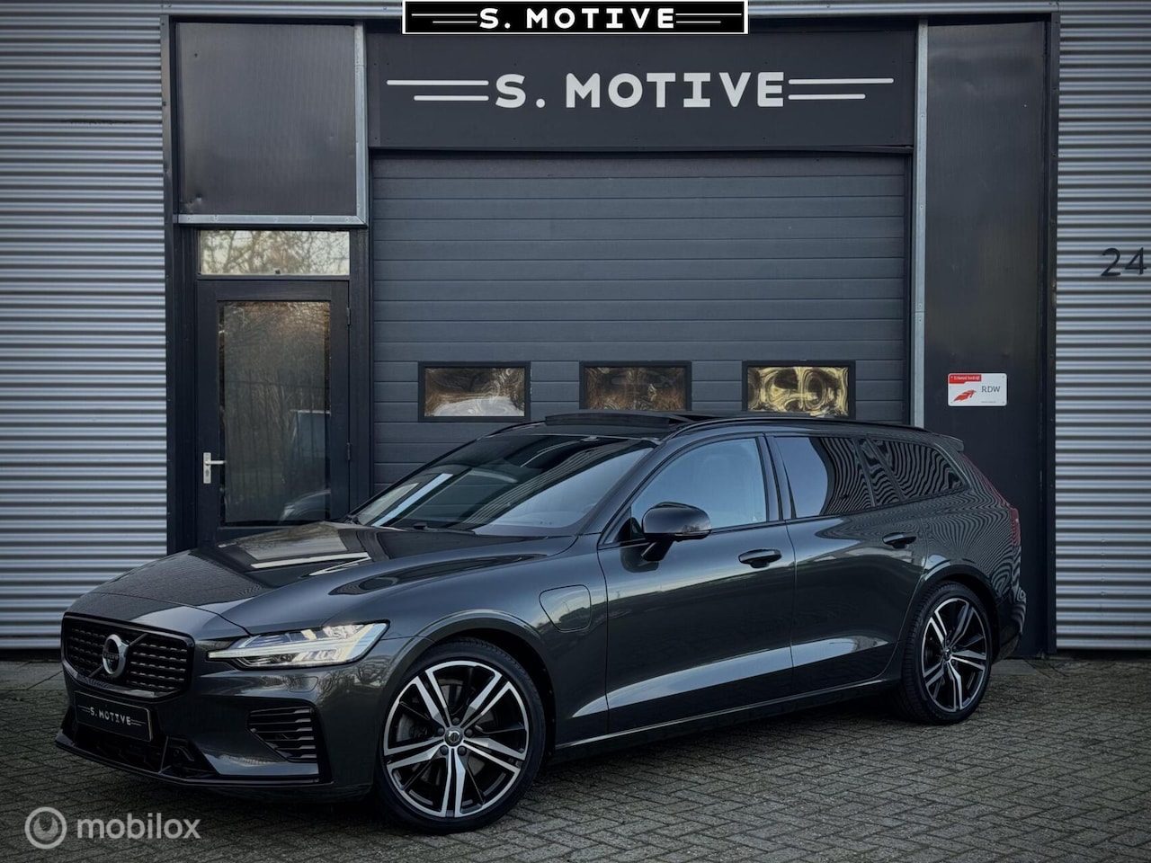 Volvo V60 - 2.0 T8 Recharge AWD R-Design VOL! H&K 360 BTW & NL Auto! - AutoWereld.nl