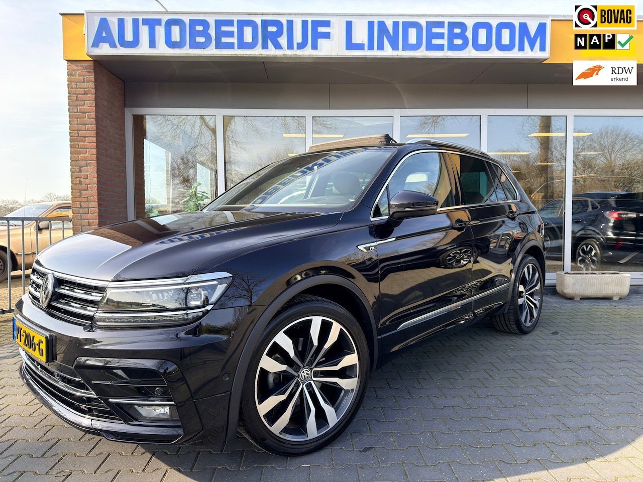 Volkswagen Tiguan - 1.4 TSI ACT R-Line Panoramadak ACC Memory Seat Full optie - AutoWereld.nl