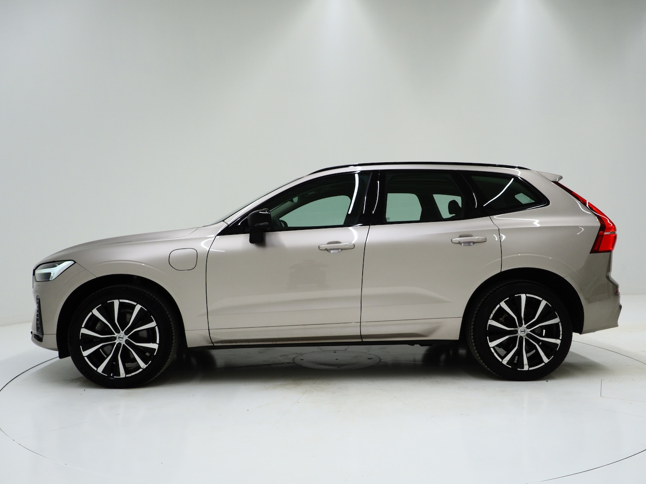 Volvo XC60 - 2.0 T6 Plug-in hybrid AWD Ultimate Dark Long Range | Panoramadak | Harman/Kardon | Pilot A - AutoWereld.nl