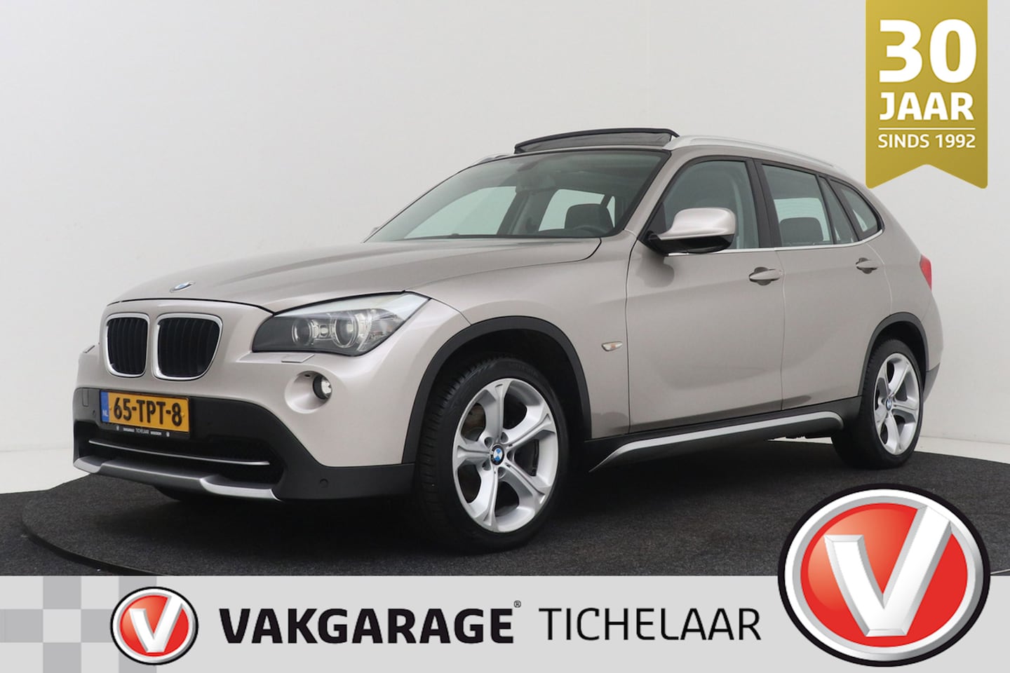 BMW X1 - XDrive20i Business | Trekhaak | Panoramadak | Stoelverwarming | CarPlay | Navigatie | Org - AutoWereld.nl