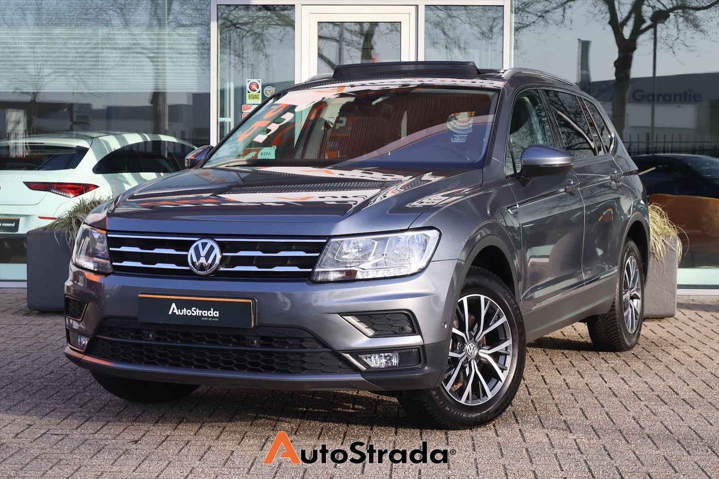 Volkswagen Tiguan Allspace - 1.5 Comfortline TSI 150pk | 7 Persoons | Keyless | Camera | Trekhaak | ACC | Climate | Pan - AutoWereld.nl