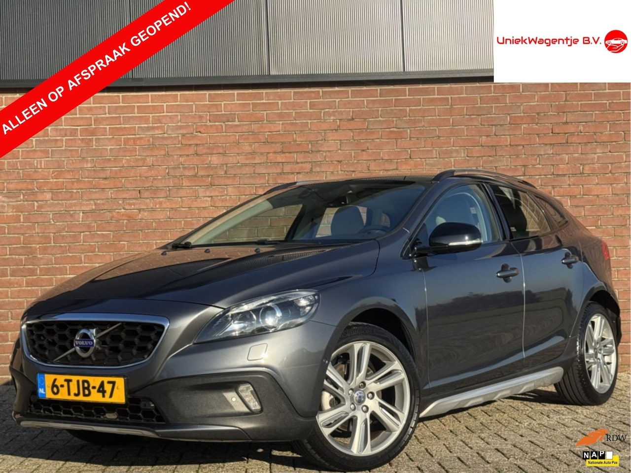 Volvo V40 Cross Country - 1.6 D2 SUMMUM | NL-AUTO! | LEDER! - AutoWereld.nl