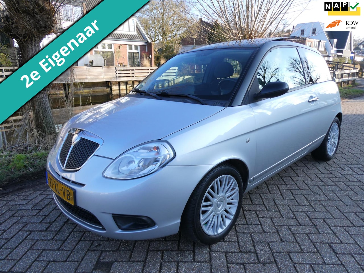Lancia Y(psilon) - Ypsilon 1.4-16V 95pk Automaat 2e eigenaar Clima Trekhaak - AutoWereld.nl