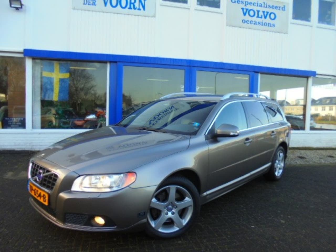 Volvo V70 - 2.5T Summum 2.5 T SUMMUM,AUT,LEDER,17 INCH,TREKH, NW STAAT! - AutoWereld.nl
