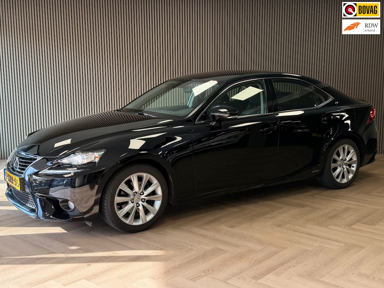 Lexus IS - 300h Edition AUT. KEYLESS-GO NAVIGATIE PDC AIRCO - AutoWereld.nl