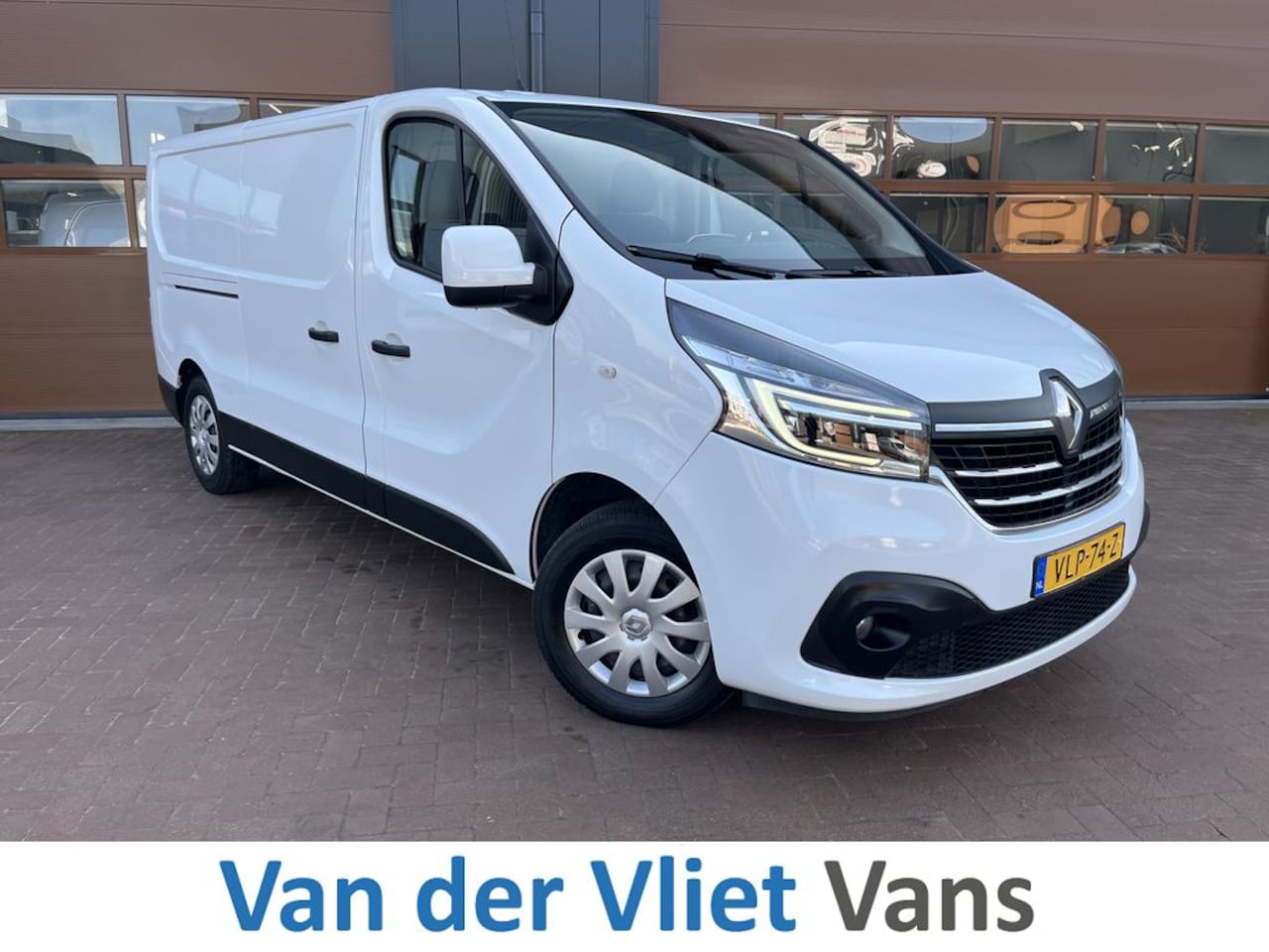 Renault Trafic - 2.0 dCi 120pk E6 L2 Work Edition 3p Lease €299 p/m, Trekhaak, Airco Aut., Navi, PDC, Led, - AutoWereld.nl