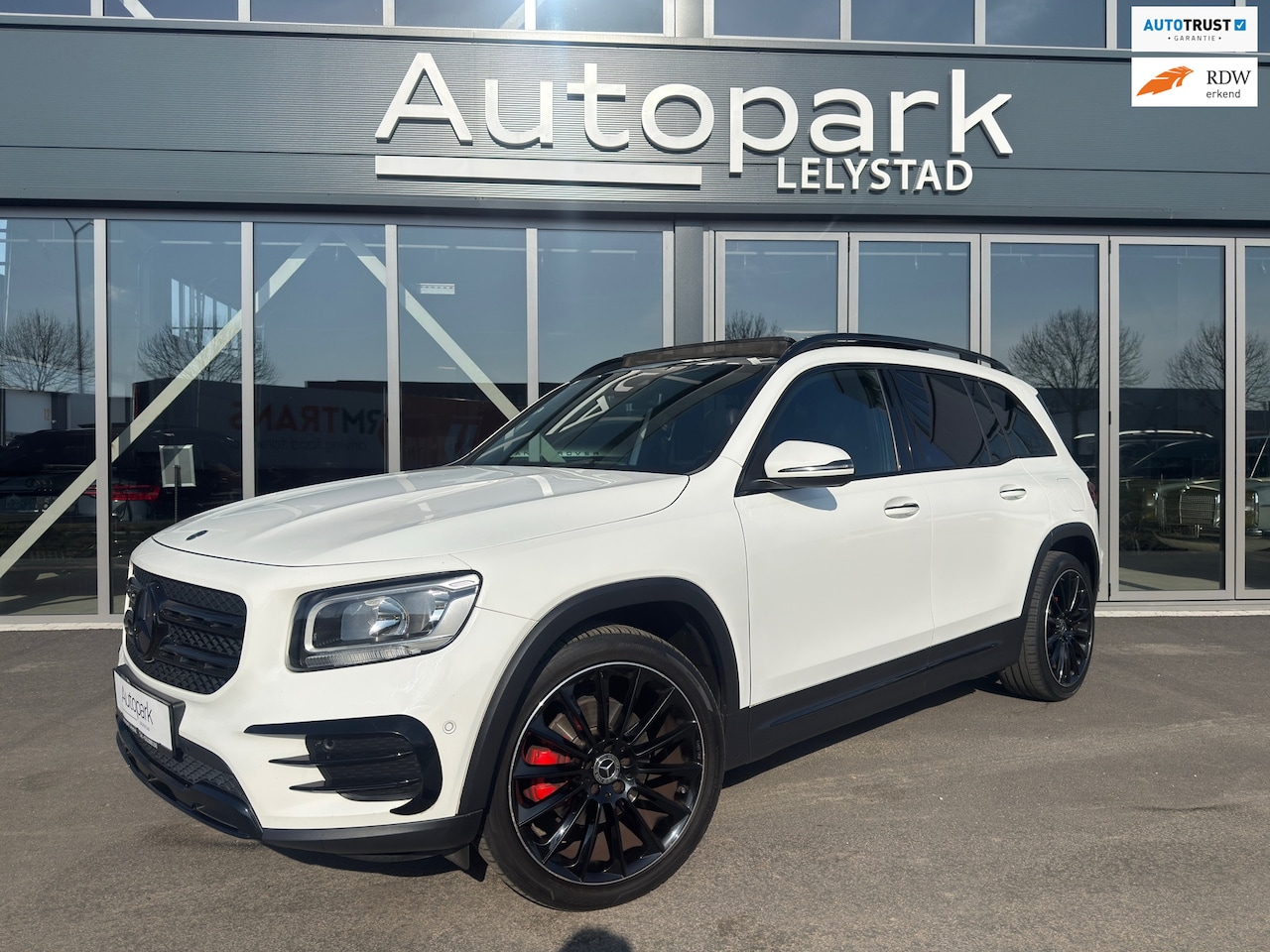 Mercedes-Benz GLB - 200 Business AMG LINE PANO LED - AutoWereld.nl