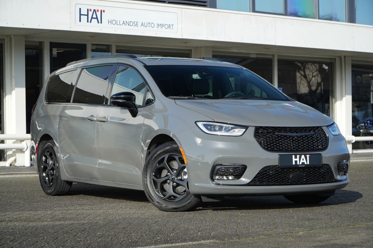 Chrysler Pacifica - 3.6 V6 Hybrid S I PANO I ACC I 7-persoons - AutoWereld.nl