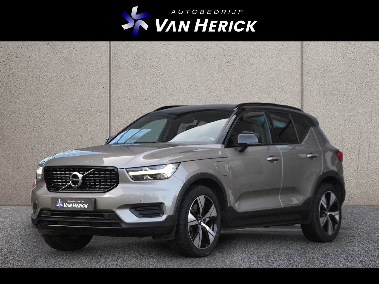 Volvo XC40 - 1.5 T4 Recharge R-Design | Navigatie | Winterpakket | Achteruitrijcamera - AutoWereld.nl
