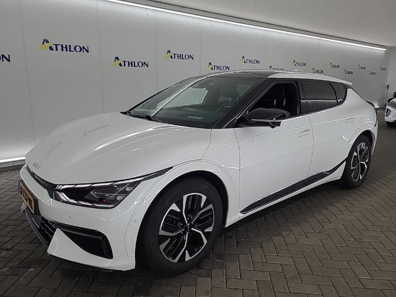 Kia EV6 - GT-LINE 77.4 KWH I SOH 99% I SCHUIF/KANTELDAK I STOELVERWARMING I APPLE CARPLAY - AutoWereld.nl