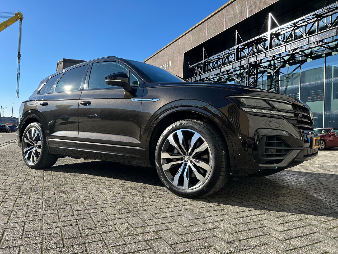 Volkswagen Touareg - 3.0 TSI R-Line TamarindBrown 360 cam pano trekhaak massage Night Vision luchtvering