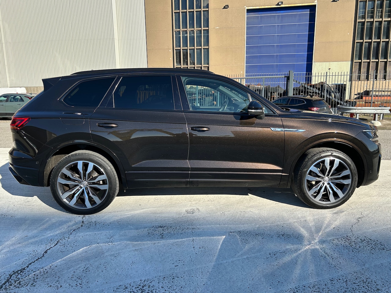 Volkswagen Touareg - 3.0 TSI R-Line TamarindBrown 360 cam pano trekhaak massage Night Vision luchtvering