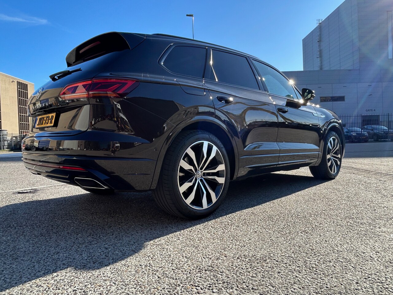 Volkswagen Touareg - 3.0 TSI R-Line TamarindBrown 360 cam pano trekhaak massage Night Vision luchtvering