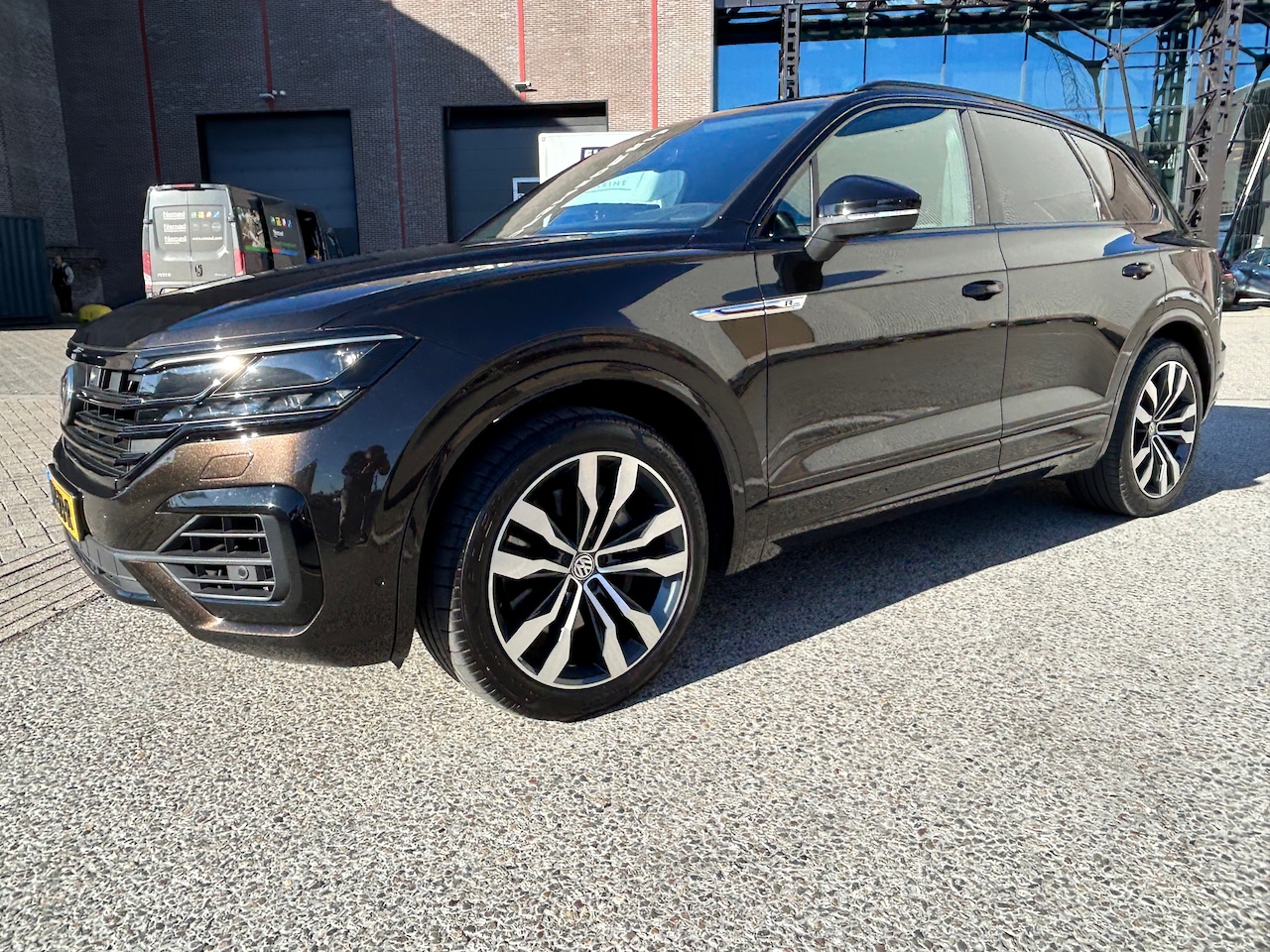 Volkswagen Touareg - 3.0 TSI R-Line TamarindBrown 360 cam pano trekhaak massage Night Vision luchtvering