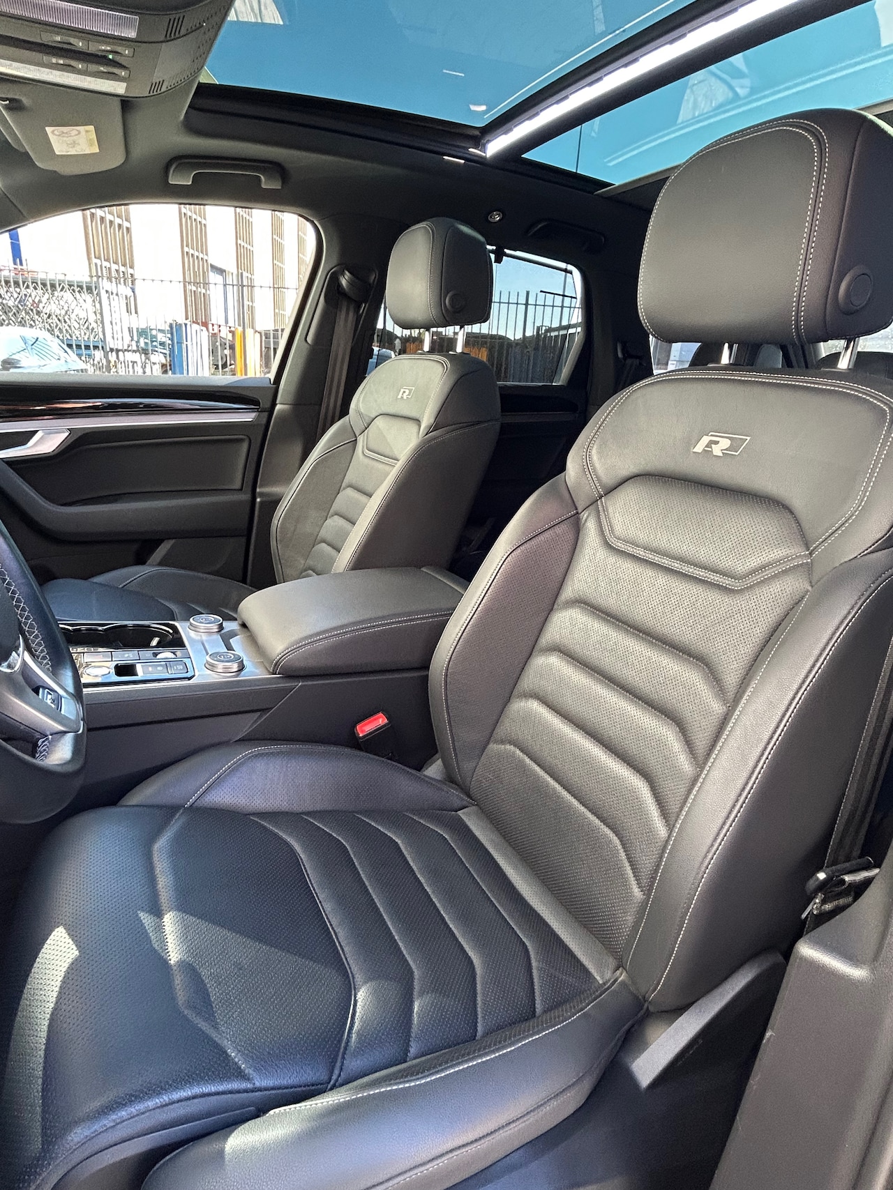 Volkswagen Touareg - 3.0 TSI R-Line TamarindBrown 360 cam pano trekhaak massage Night Vision luchtvering
