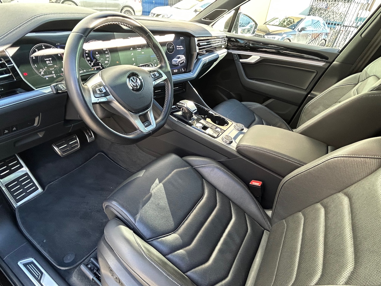 Volkswagen Touareg - 3.0 TSI R-Line TamarindBrown 360 cam pano trekhaak massage Night Vision luchtvering