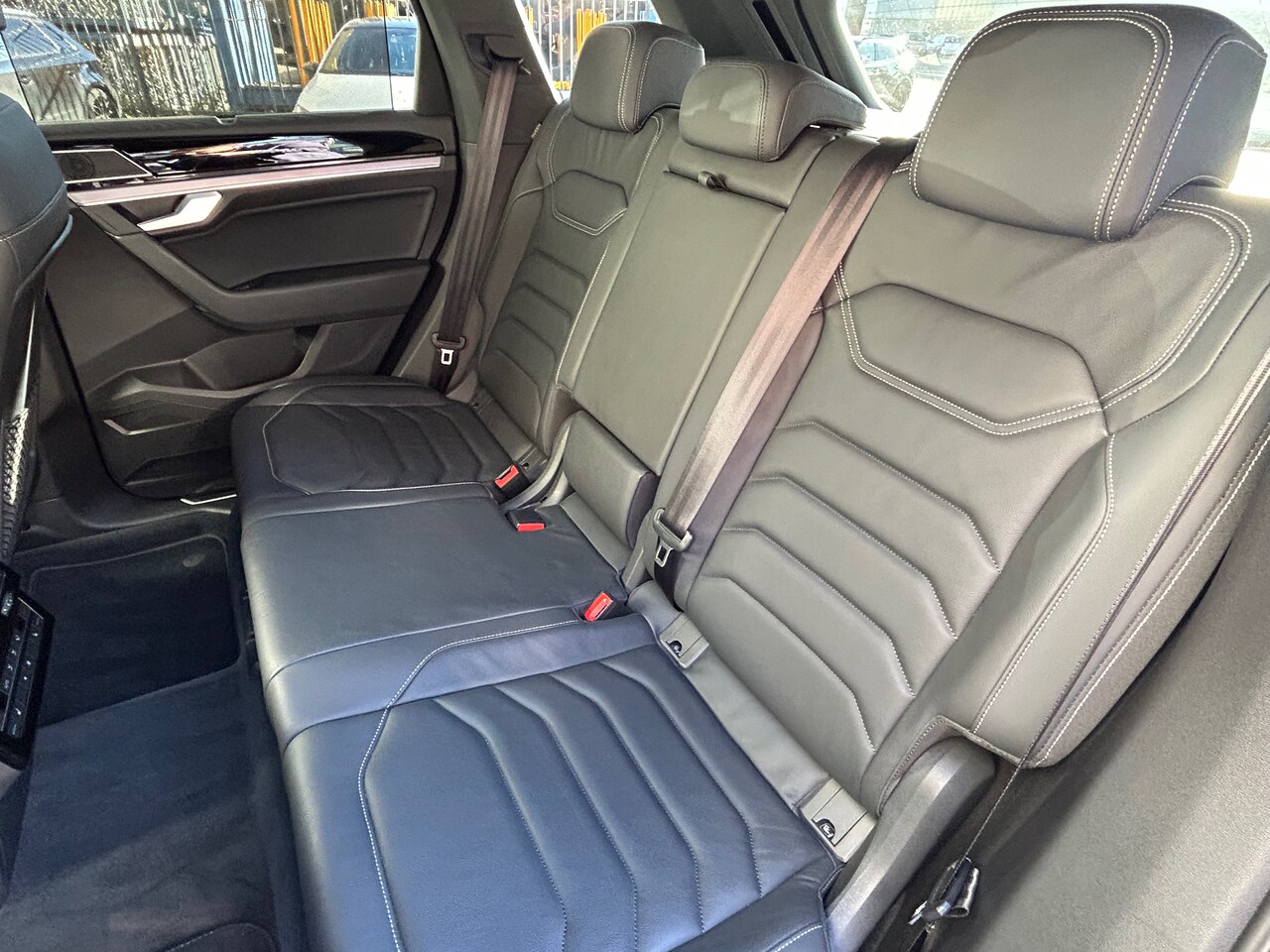 Volkswagen Touareg - 3.0 TSI R-Line TamarindBrown 360 cam pano trekhaak massage Night Vision luchtvering