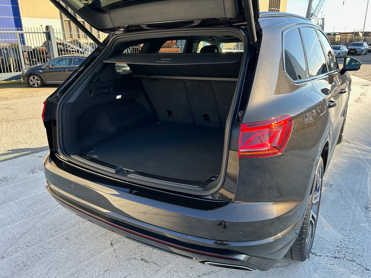 Volkswagen Touareg - 3.0 TSI R-Line TamarindBrown 360 cam pano trekhaak massage Night Vision luchtvering