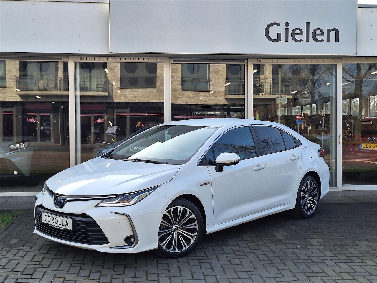 Toyota Corolla - Sedan 1.8 Hybrid Style | Parkeersensoren, Navigatie, Keyless - AutoWereld.nl