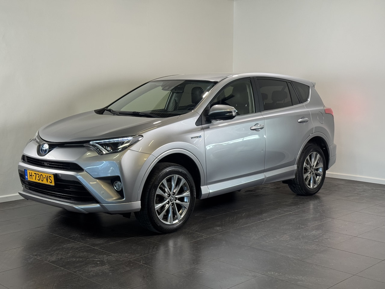 Toyota RAV4 - 2.5 Hybrid AWD Style | Lederen bekleding | Trekhaak | Stoelverwarming | 1650kg trekgewicht - AutoWereld.nl