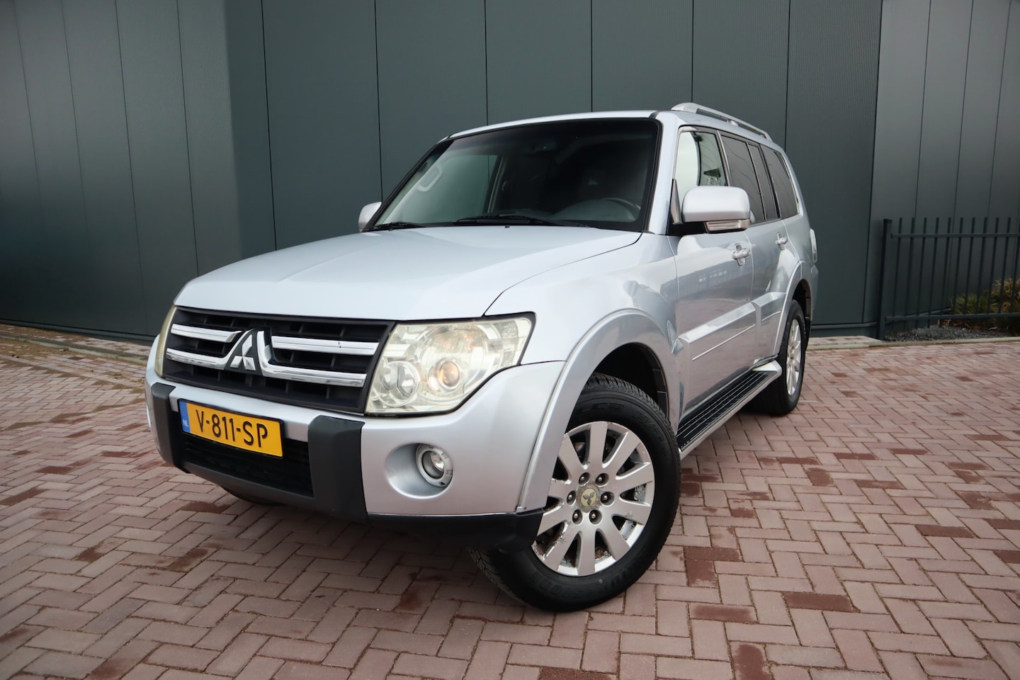 Mitsubishi Pajero - 3.2 DI-D Invite Side Window Van Automaat Leder Navigatie Grijs kenteken Trekhaak - AutoWereld.nl