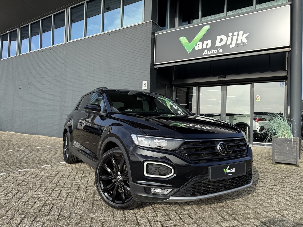 Volkswagen T-Roc - 1.5 TSI Sport Panodak Navi Virt.Cockp. El klep - AutoWereld.nl