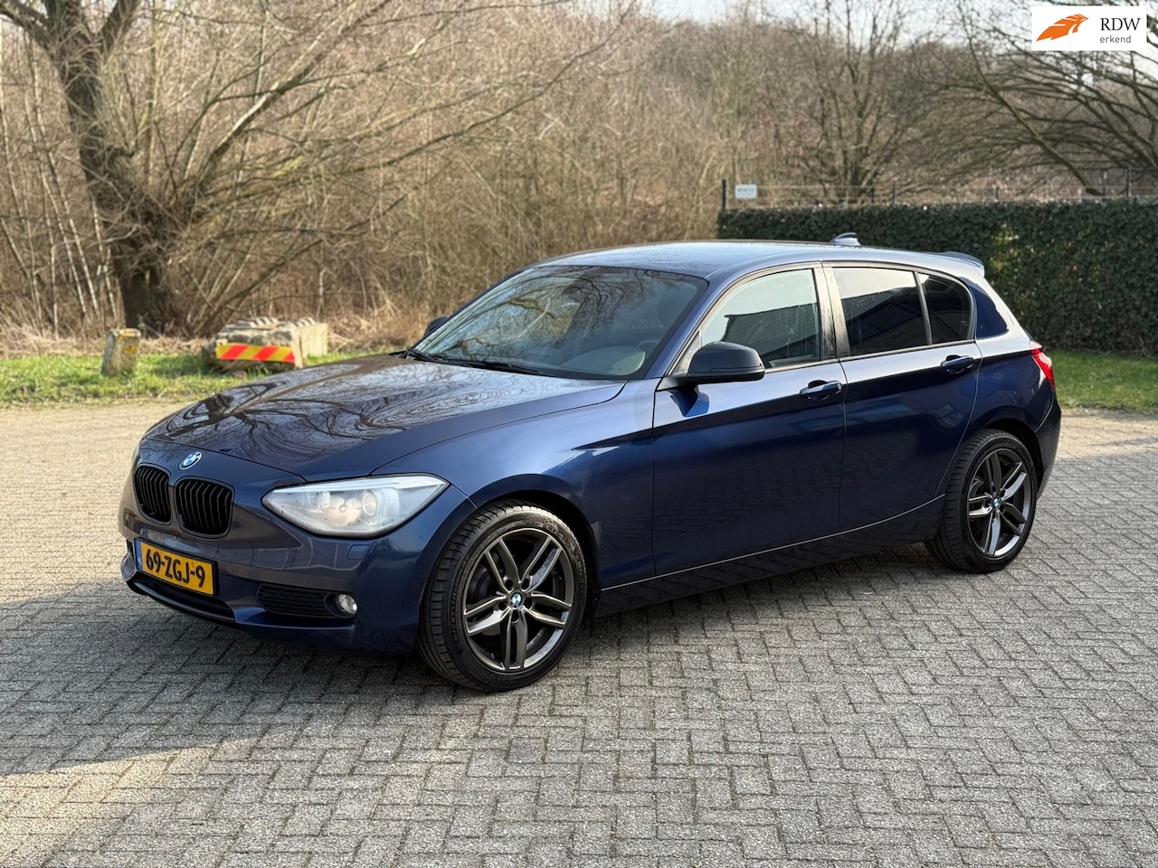 BMW 1-serie - 118d Business CARPLAY I KETTING VV I NETTE AUTO I TREKHAAK - AutoWereld.nl