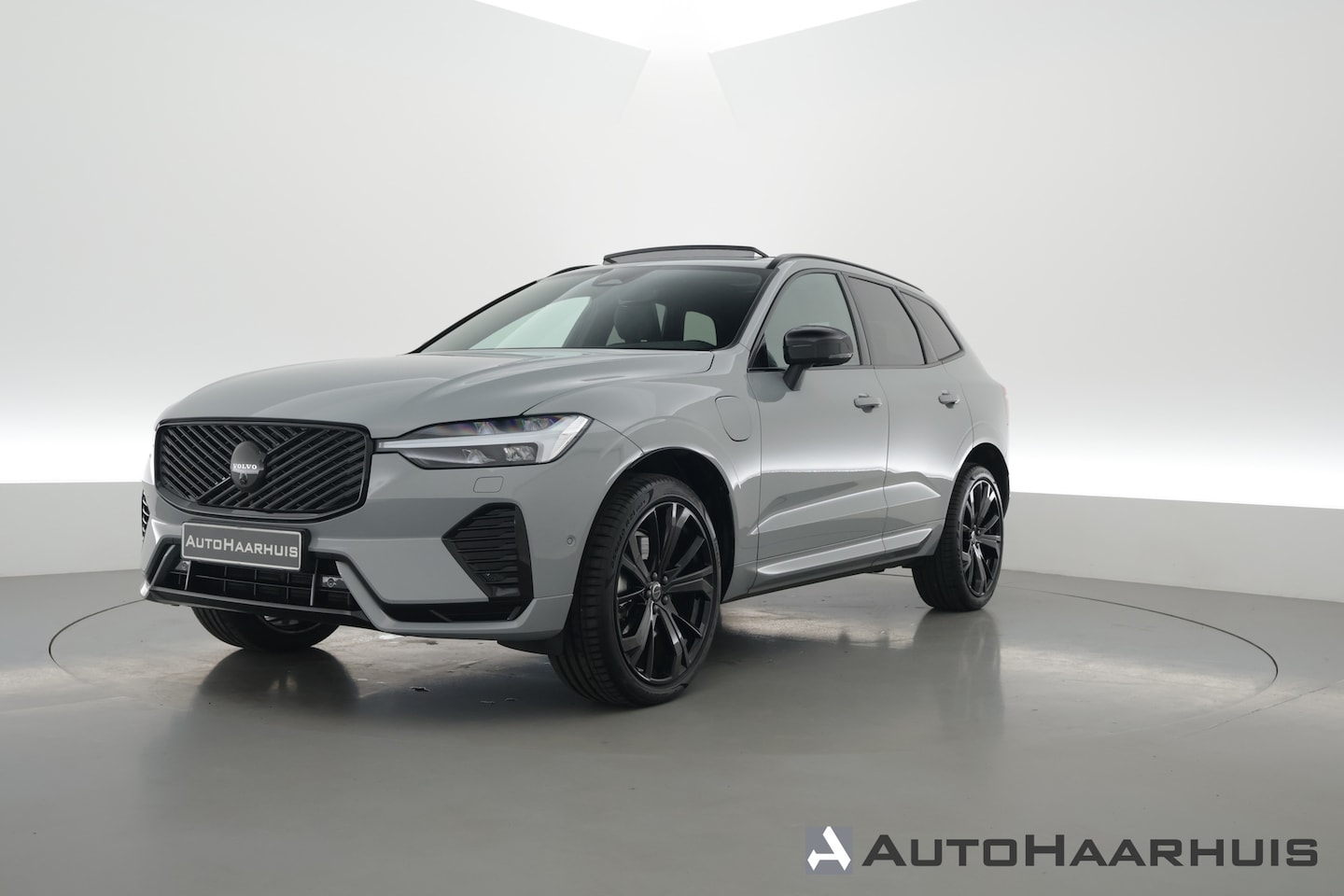 Volvo XC60 - T8 Plug-in hybrid Plus Black Edition | Vapour Grey | Pano | Elek. Trekhaak | Memory | H&K - AutoWereld.nl