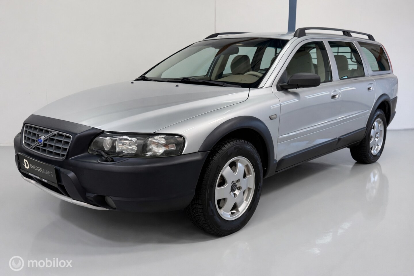 Volvo XC70 - 2.5 T Momentum AUTOMAAT / LEER / XENON - AutoWereld.nl