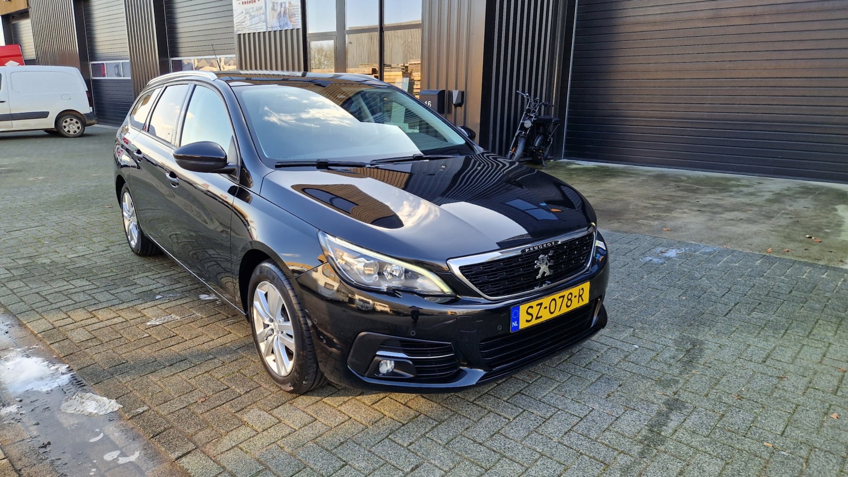 Peugeot 308 SW - 1.2 PureTech Blue Lease Executive Pano/Navi - AutoWereld.nl