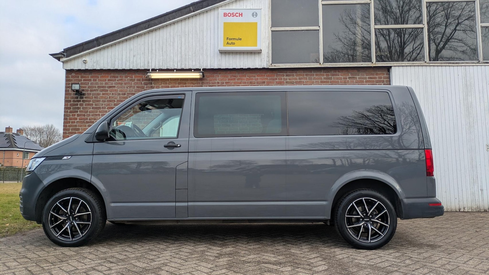 Volkswagen Transporter - 2.0 TDI L2H1 DC - Aut. - Camera - AutoWereld.nl