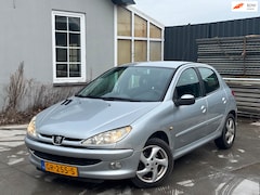 Peugeot 206 - 1.6-16V Griffe | Automaat | Airco | El. Ramen | Ruime APK