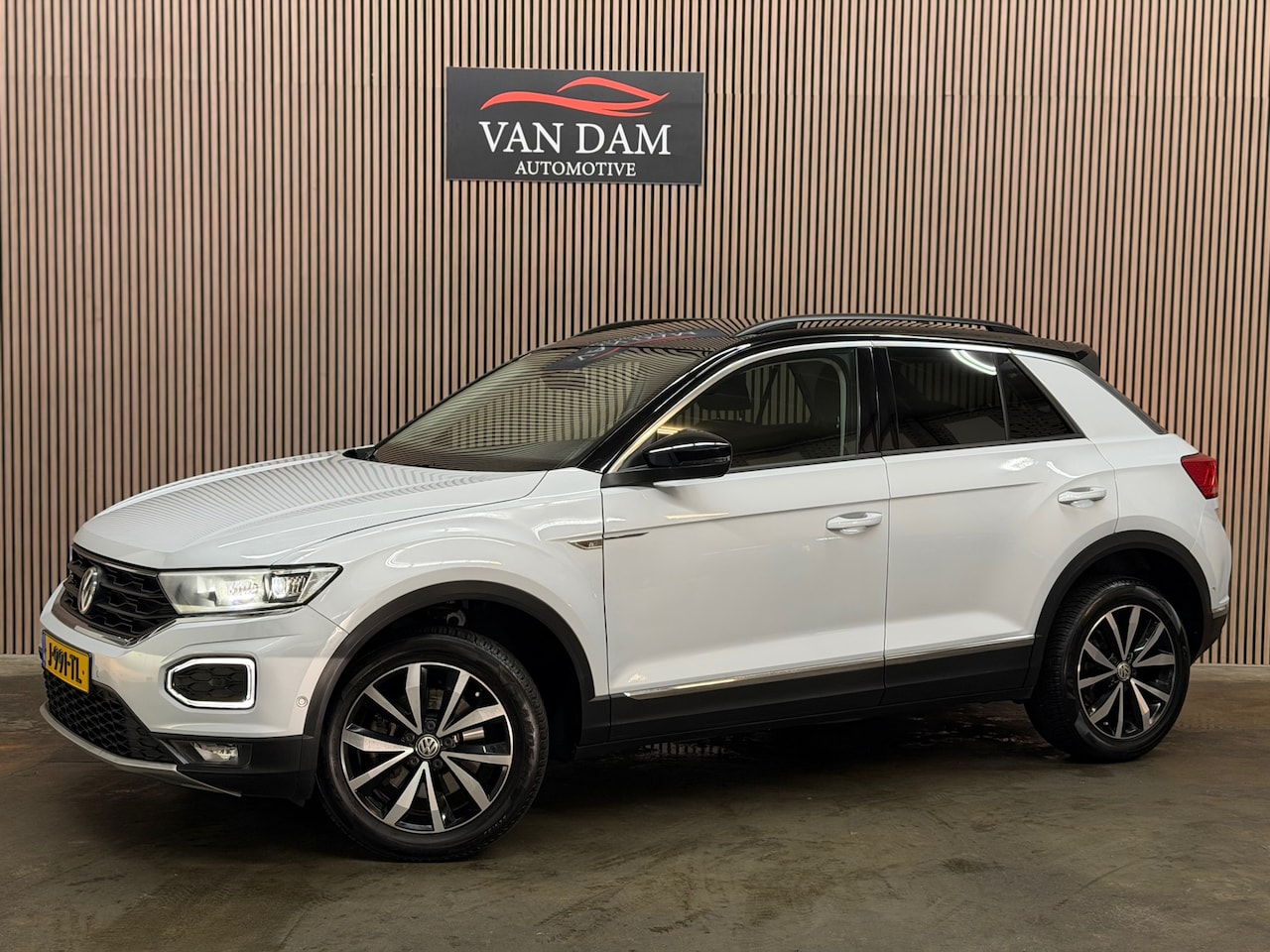 Volkswagen T-Roc - 1.5 TSI R-line 2018 LED NAVI CAR-PLAY CRUISE - AutoWereld.nl