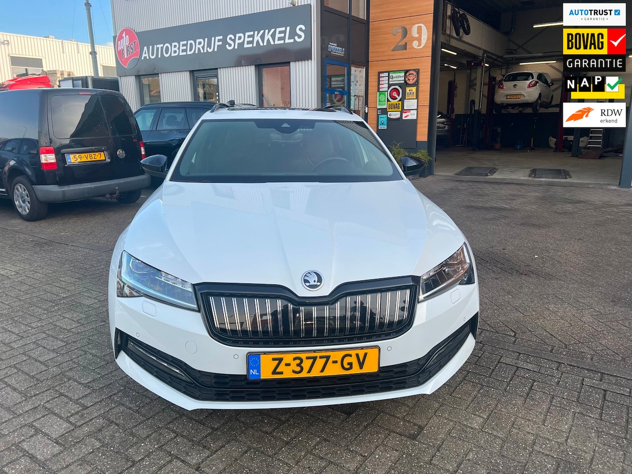 Skoda Superb Combi - 1.4 TSI iV Sportline Business Hybride auto verkeert in nieuw staat 2laadkabels - AutoWereld.nl