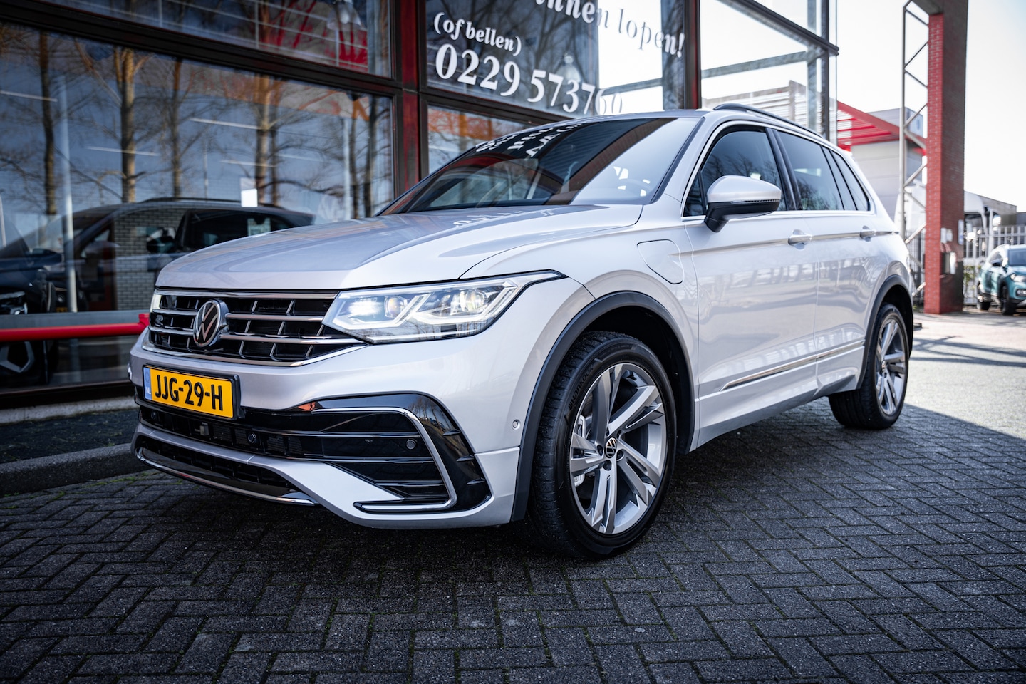 Volkswagen Tiguan - 1.4 TSI eHybrid R-Line Business+ | LED | App-Connect | Parkeer Camera | DAB+ | Connect Plu - AutoWereld.nl