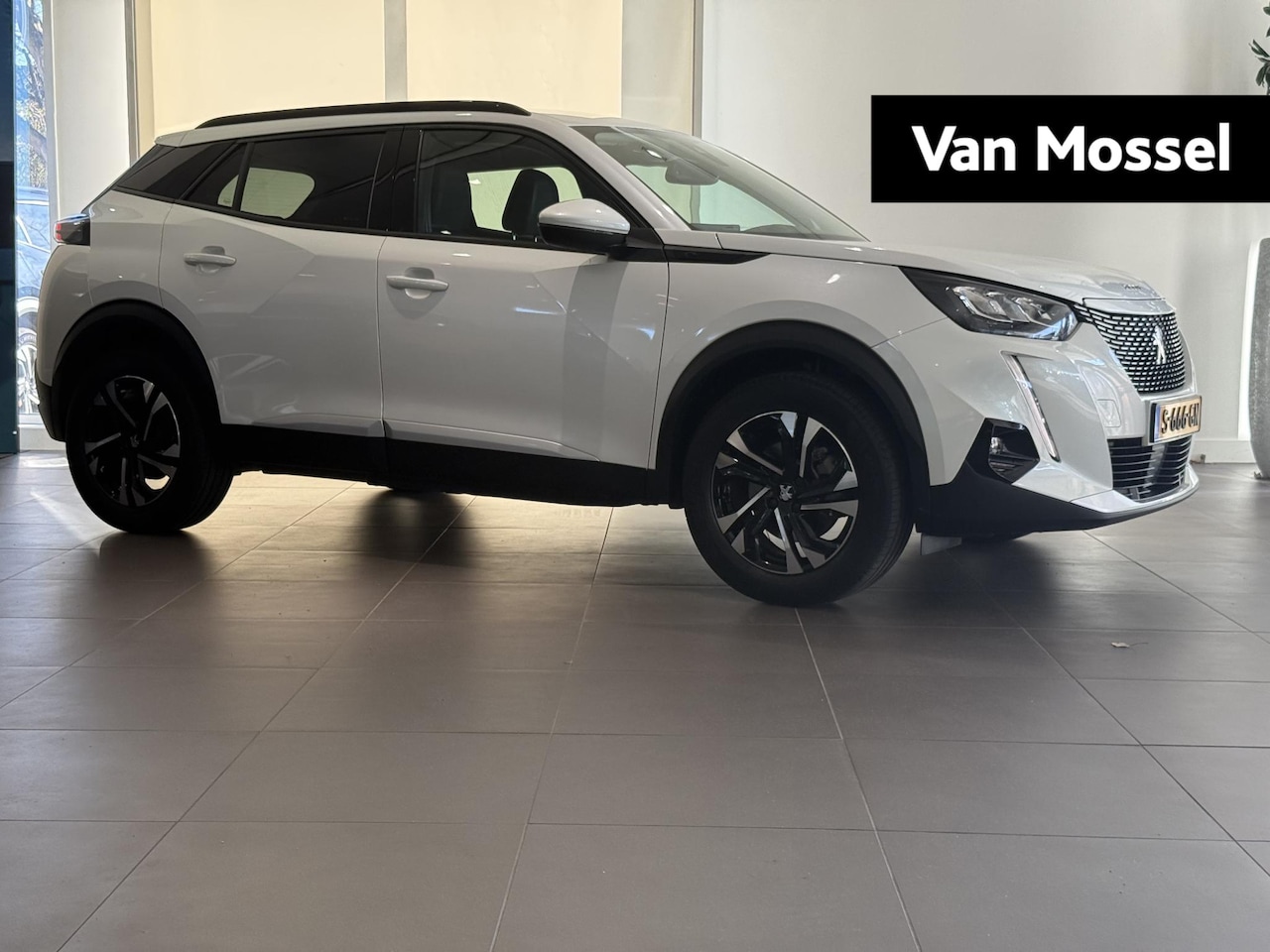 Peugeot e-2008 - EV Allure Pack 50 kWh | Climate control | Apple Carplay/Android Auto | Camera - AutoWereld.nl