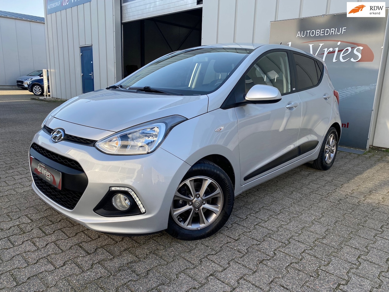 Hyundai i10 - 1.2i 87PK Passion 5 Pers. / Airco / Cruise / Stuur en stoelverw. / Privacyglas / LMV - AutoWereld.nl