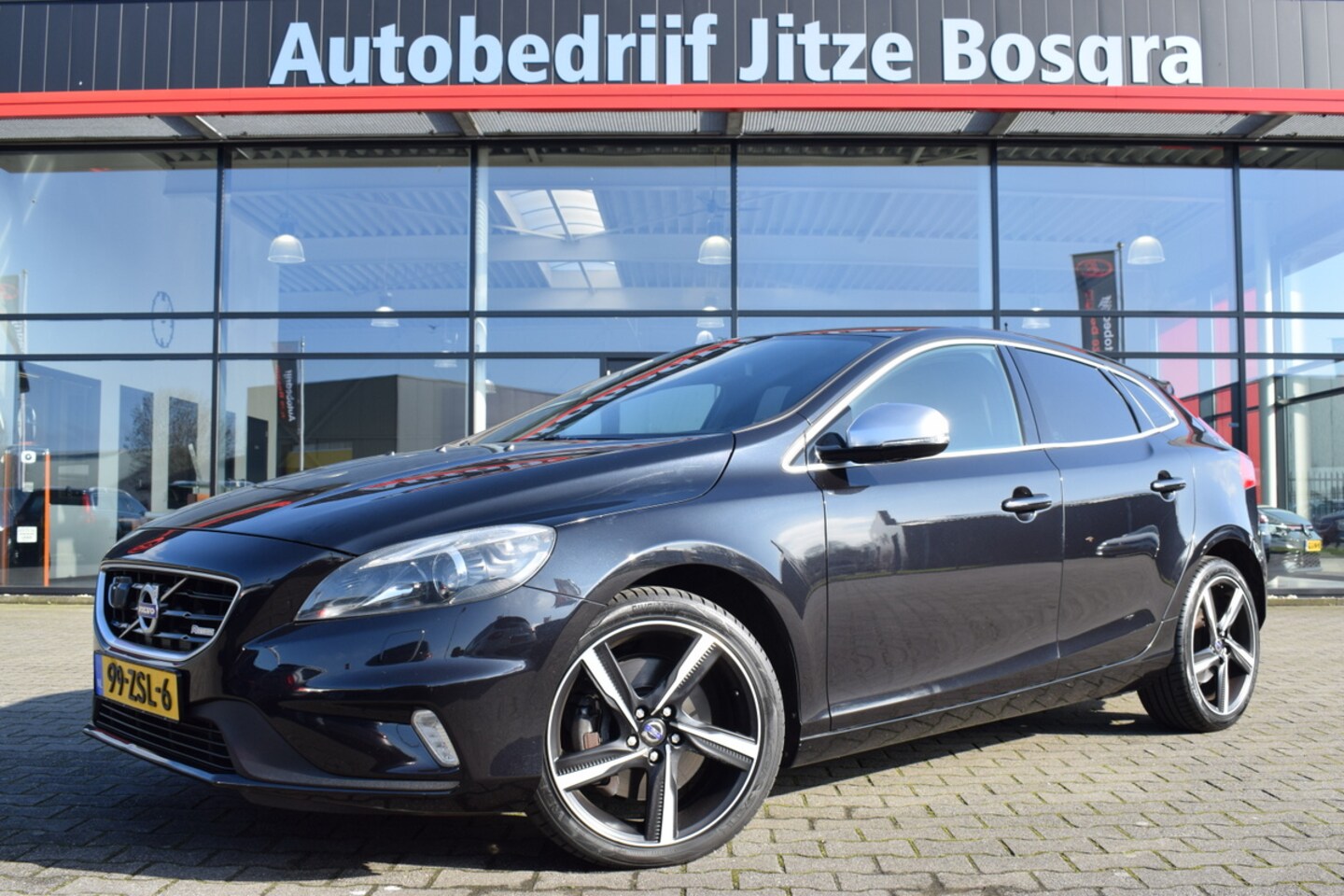 Volvo V40 - 2.5 T5 255pk Automaat R-Design Leder/Alcantara | Bi-Xenon | Full Map Navi | Camera | 18 In - AutoWereld.nl