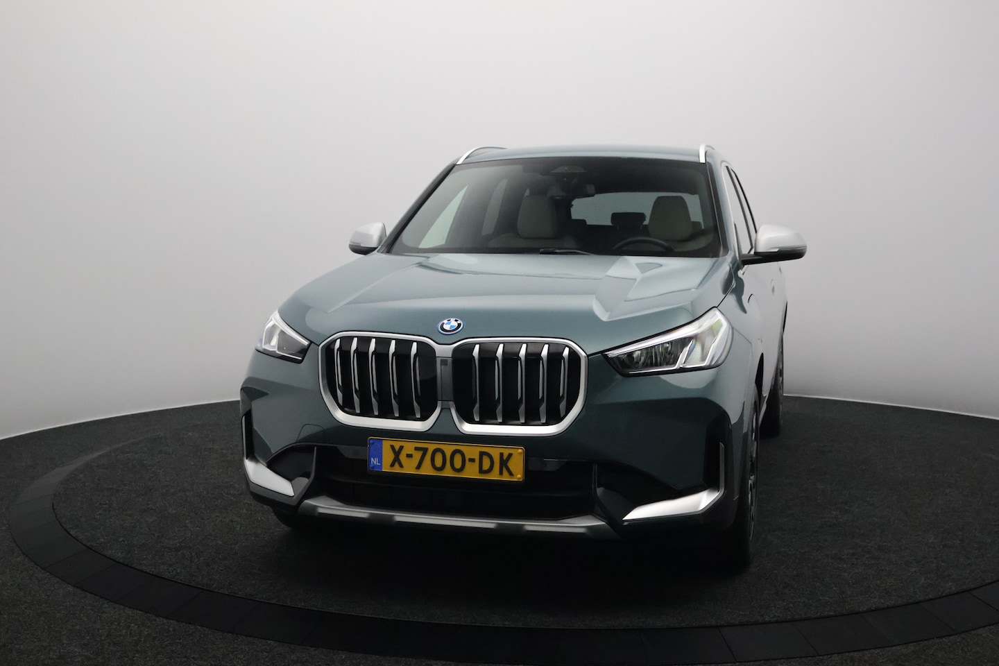 BMW X1 - xDrive25e | Live Cockpit | Camera | Parking Assistant | Navigatie | Leer | Led - AutoWereld.nl