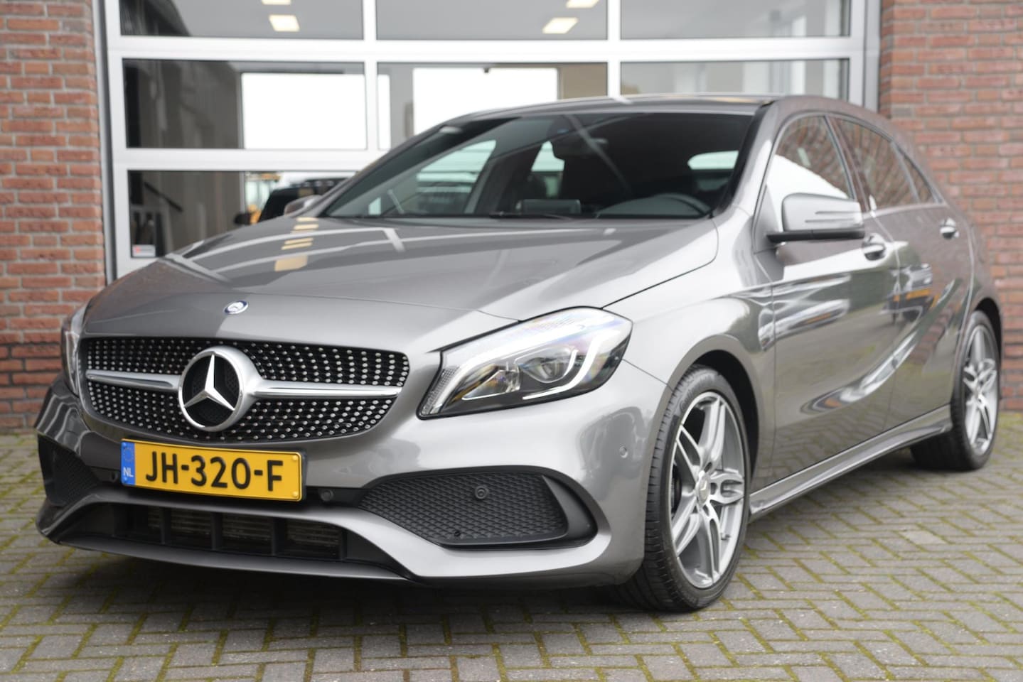 Mercedes-Benz A-klasse - 180 Ambition AMG | Orig. NL | 2e Eigenaar | Afn. Trekhaak | - AutoWereld.nl