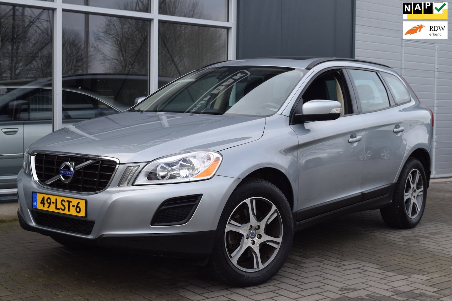 Volvo XC60 - 2.0T Kinetic | Automaat | Pano | NAP + APK 2-2027 ! - AutoWereld.nl