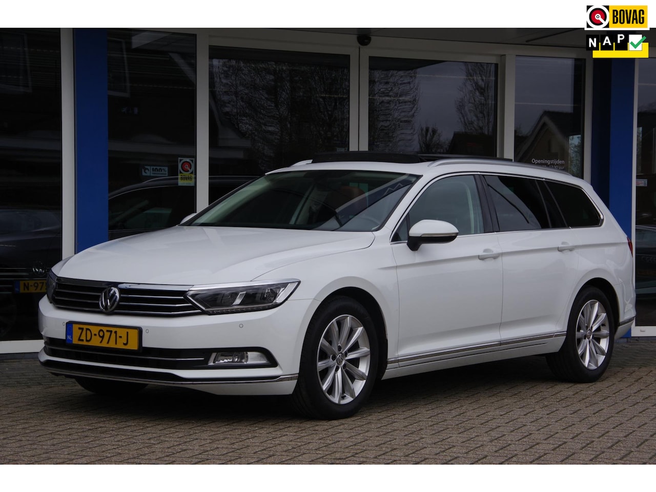 Volkswagen Passat Variant - 1.5 TSI Highline DSG Carplay Trekhaak Panoramadak - AutoWereld.nl