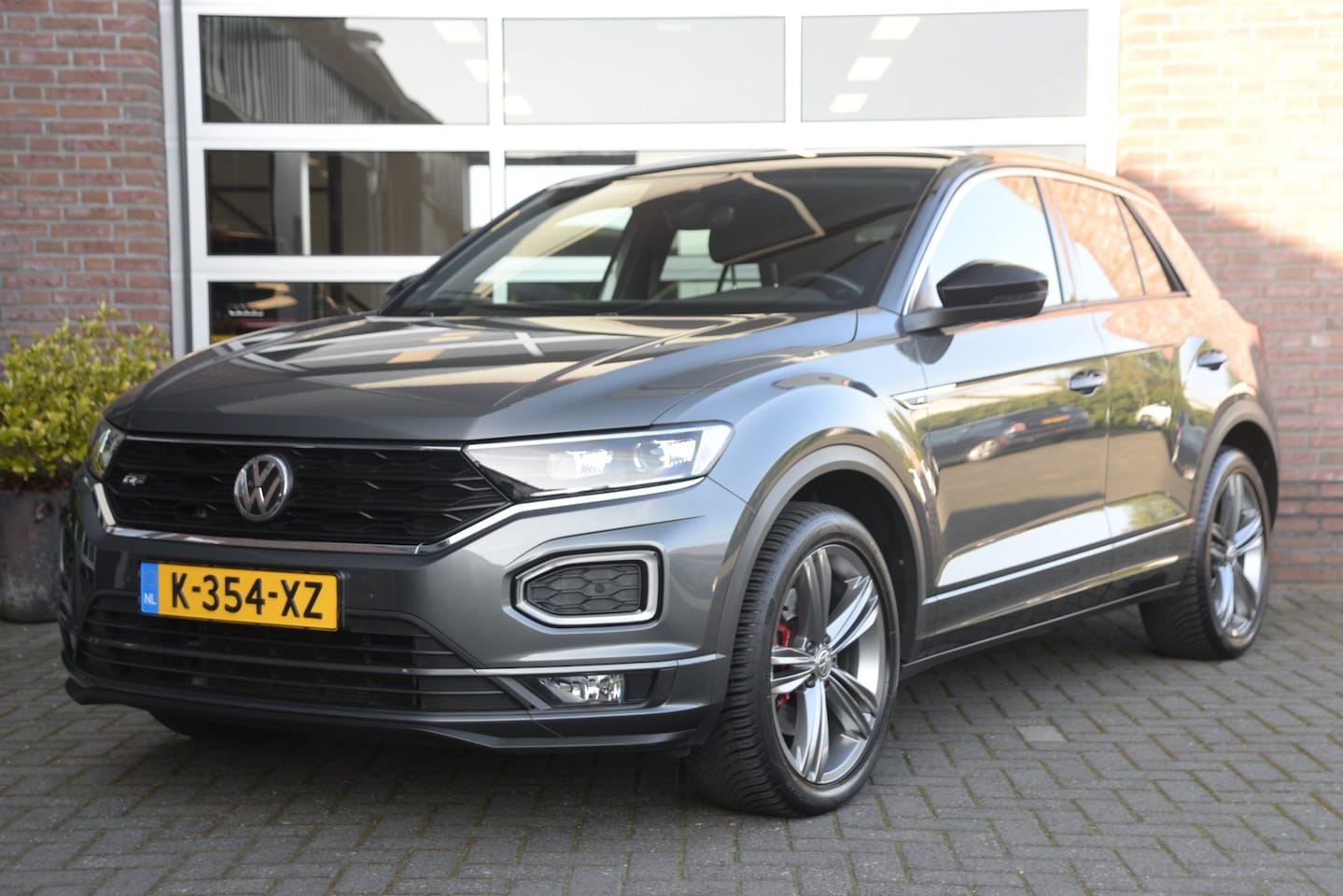 Volkswagen T-Roc - 1.5 TSI Sport Business R-Line | Trekhaak | All Seasons | Dealer onderhouden | - AutoWereld.nl