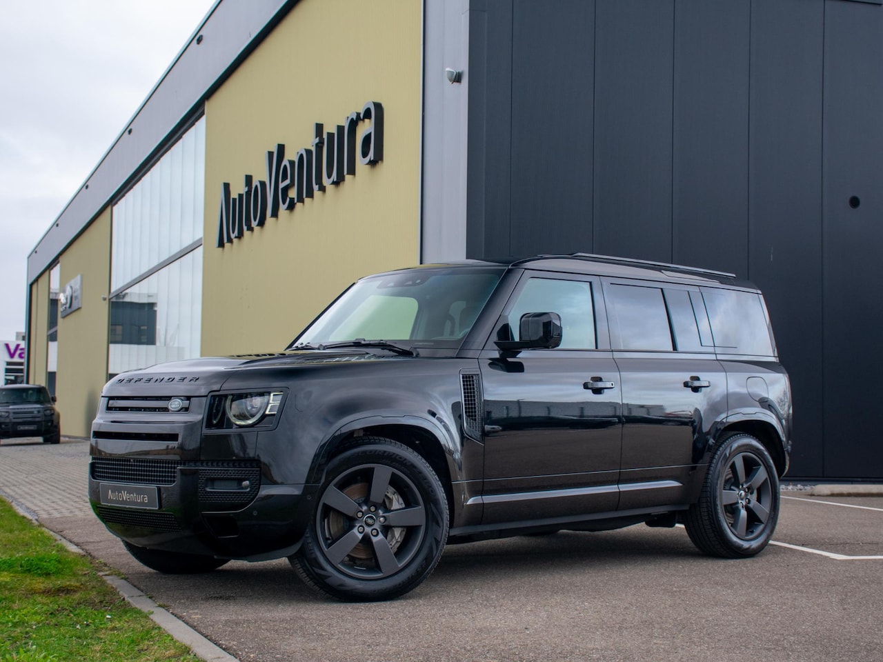 Land Rover Defender 110 - 2.0 P300e 110 X-Dynamic SE l Adapt. Cruise l Black Pack l 360 Camera l Sfeerverlichting l - AutoWereld.nl