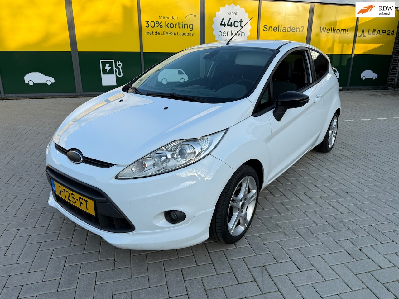 Ford Fiesta - 1.4 Ghia ST-LINE! NWE KOPPELING** - AutoWereld.nl