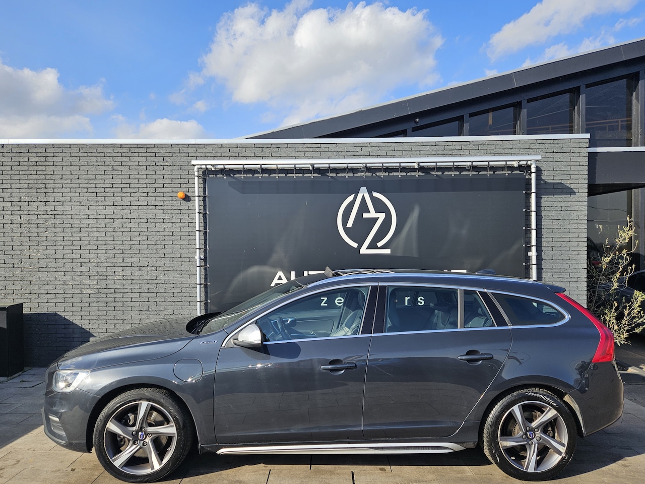 Volvo V60 - 2.4 D6 Twin Engine R-Design *Diesel-Hybride*Navi*Pano* - AutoWereld.nl