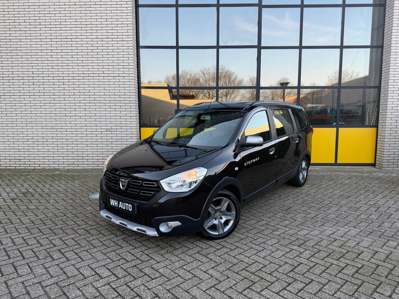 Dacia Lodgy - 1.3 TCe 7p Stepway Trekhaak, Navi, camera zomer en winterbanden - AutoWereld.nl